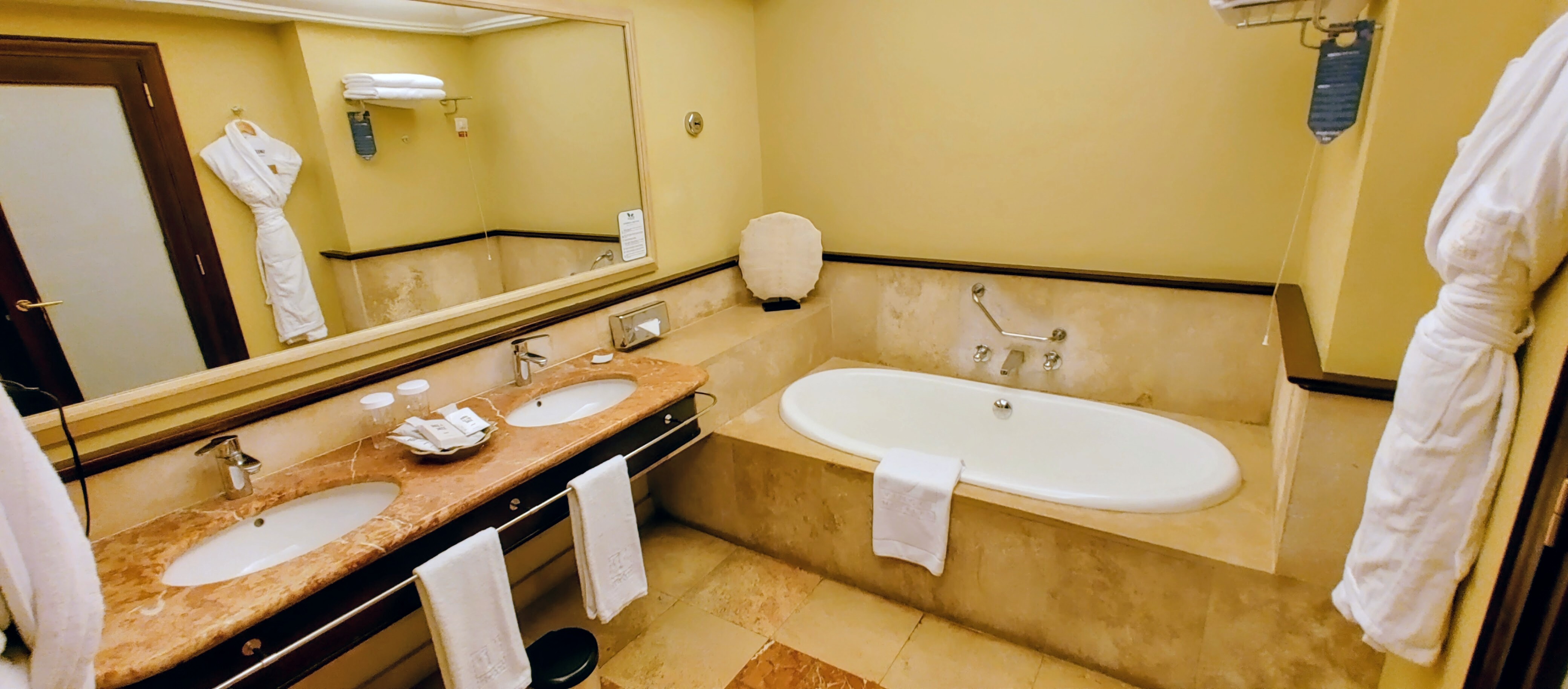 Prostorná koupelna v hotelovém pokoji