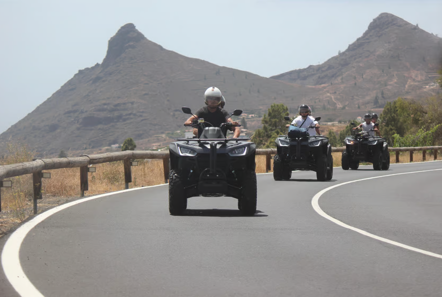 Čtyřkolky na horské silnici na Tenerife