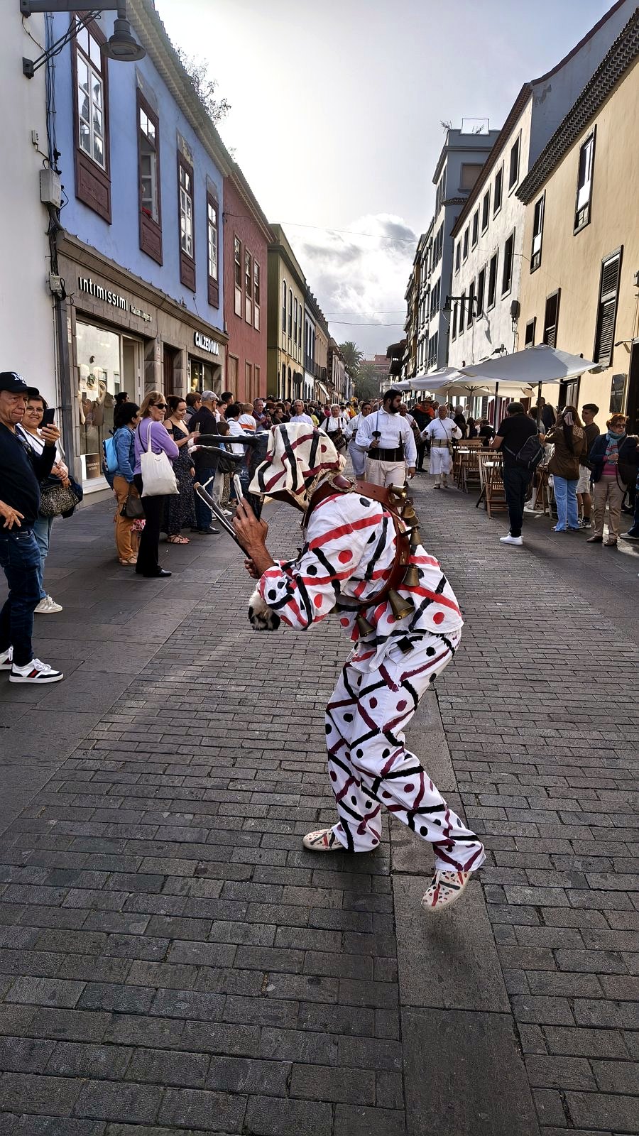 Tanečník v barevném harlekýnském kostýmu na Tenerife