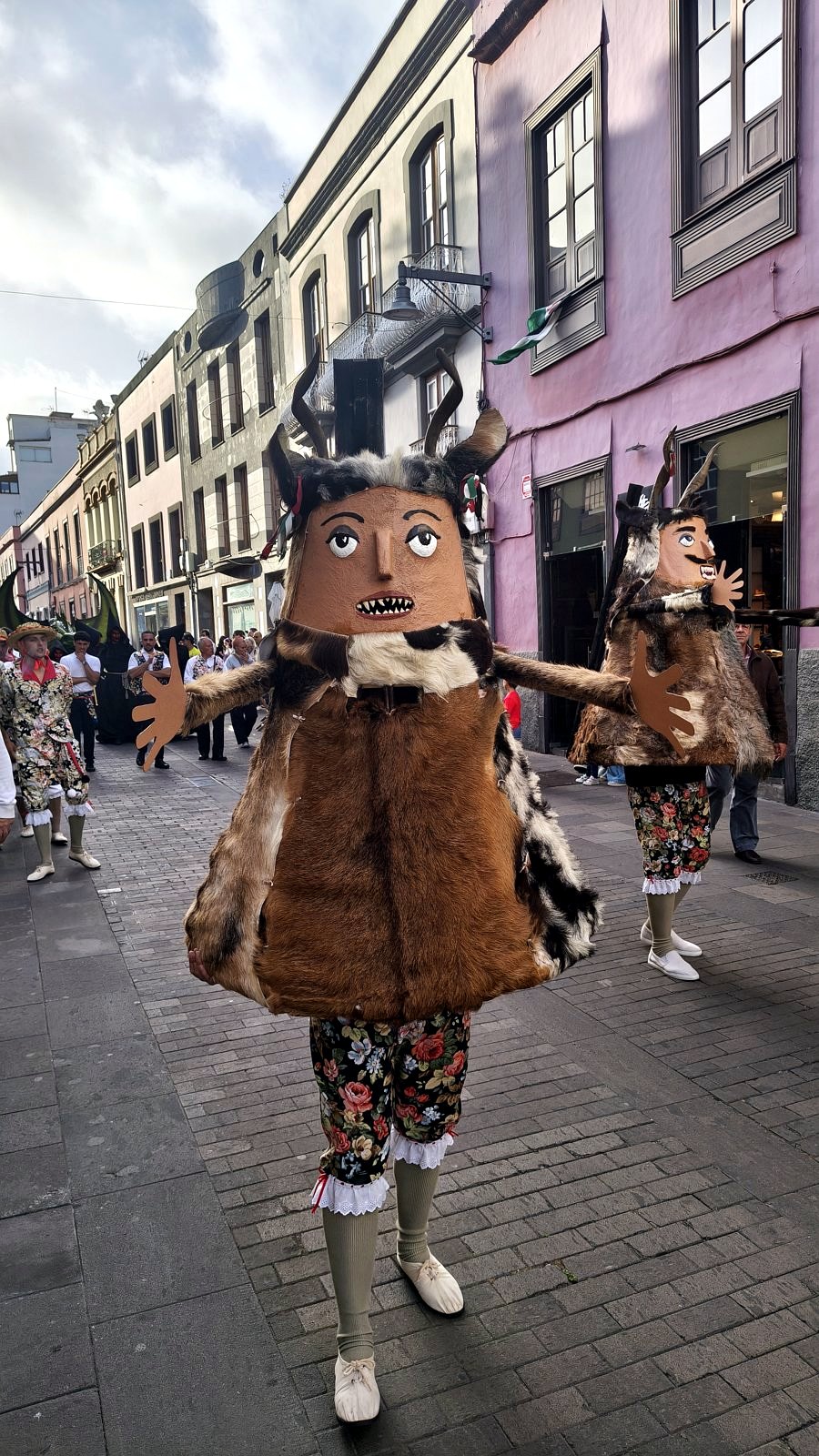 Obří figura gigante v ulicích La Laguny