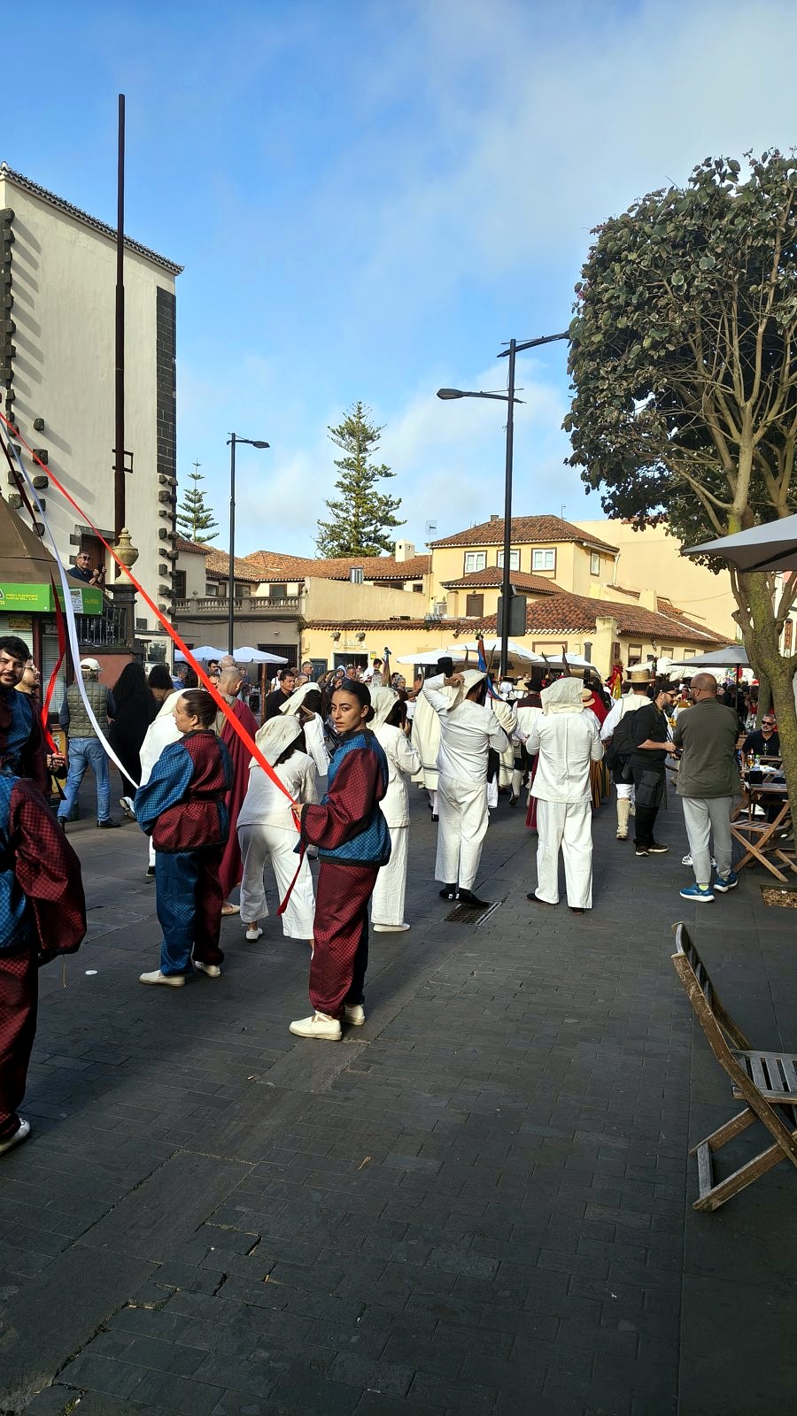 Tradiční tanečníci v průvodu na Tenerife