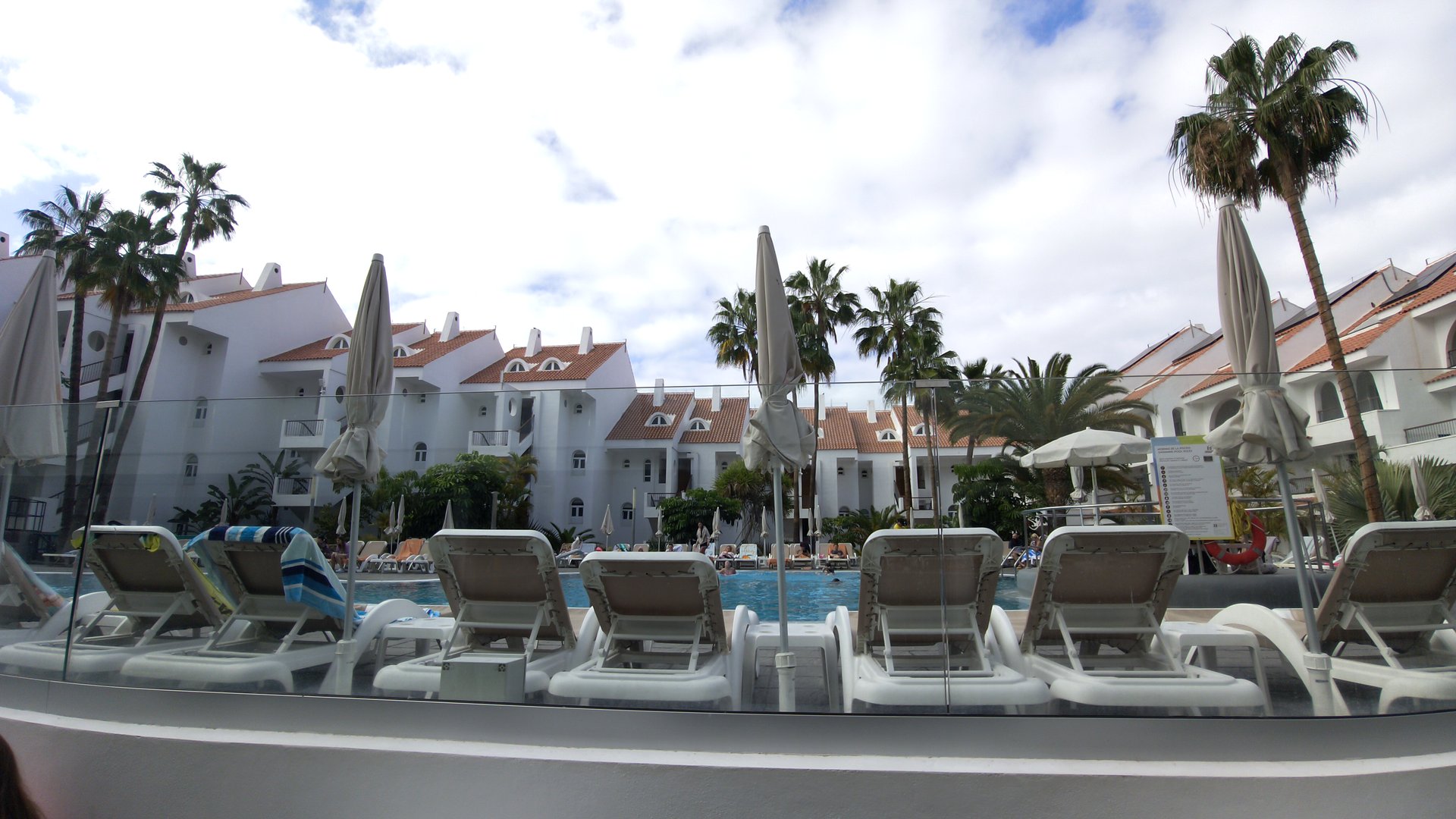 Areál hotelu Paradise Park – bazén s lehátky a bílou architekturou