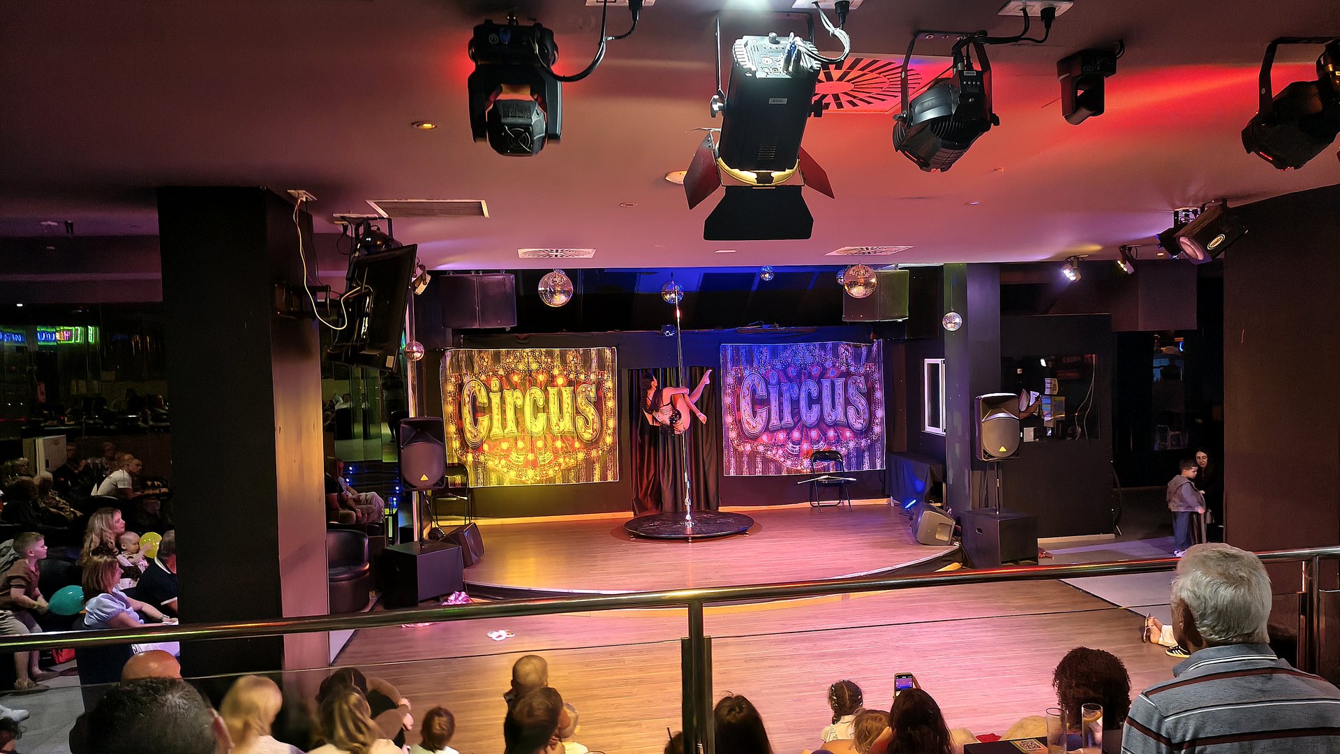 Cirkusová show v divadle hotelu Paradise Park – plný sál diváků