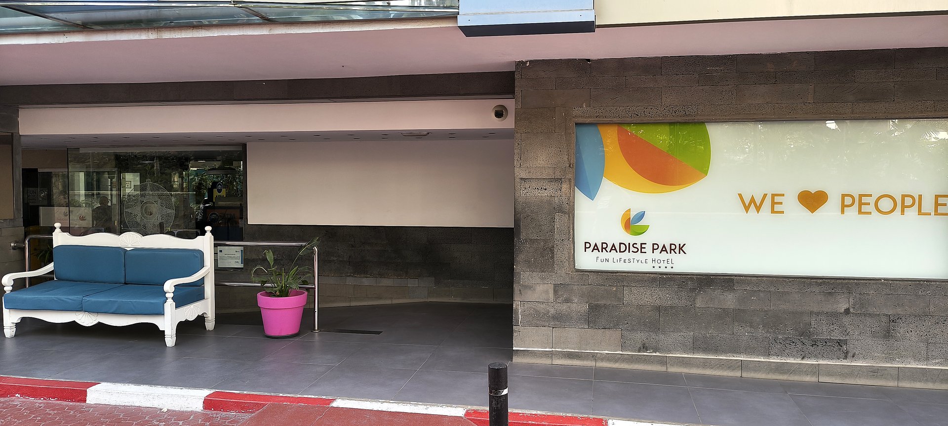 Vstupní prostor a logo hotelu Paradise Park Fun Lifestyle Hotel