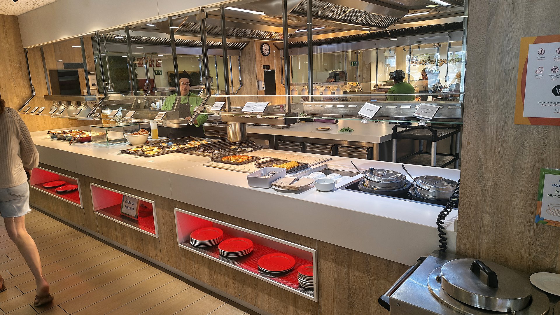 Bufet v hlavní restauraci hotelu Paradise Park – moderní otevřená kuchyně