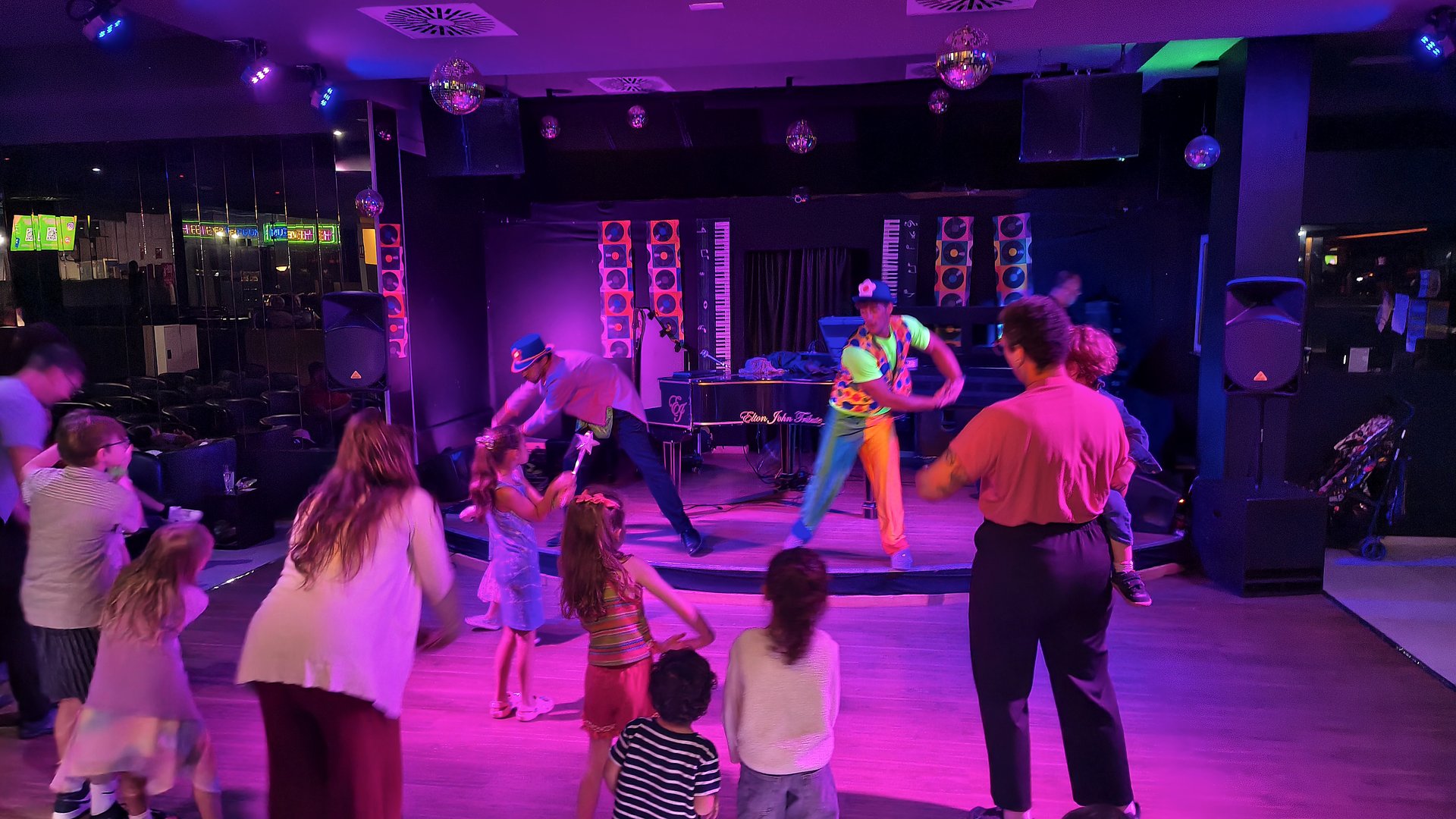 Rodiny tancují spolu s animátory na večerní show v Paradise Park