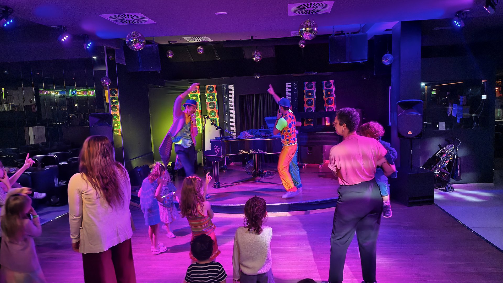 Večerní show v hotelu Paradise Park – tanečníci na parketu s hosty