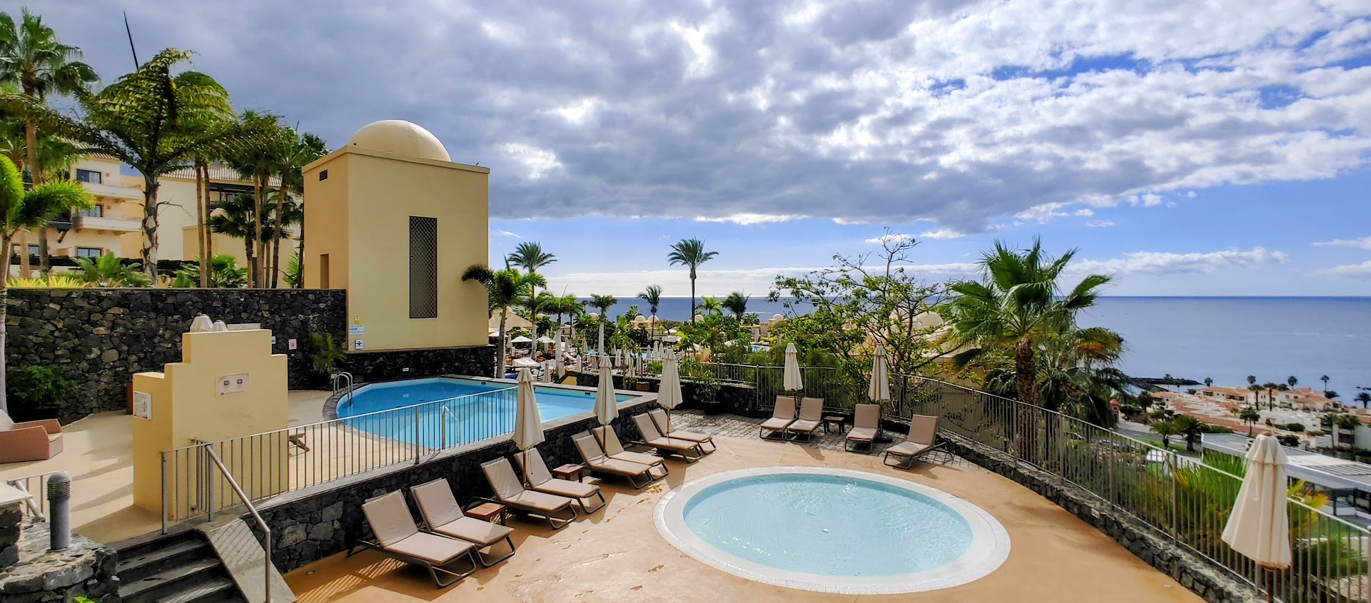 Další z krásných hotelových bazénů