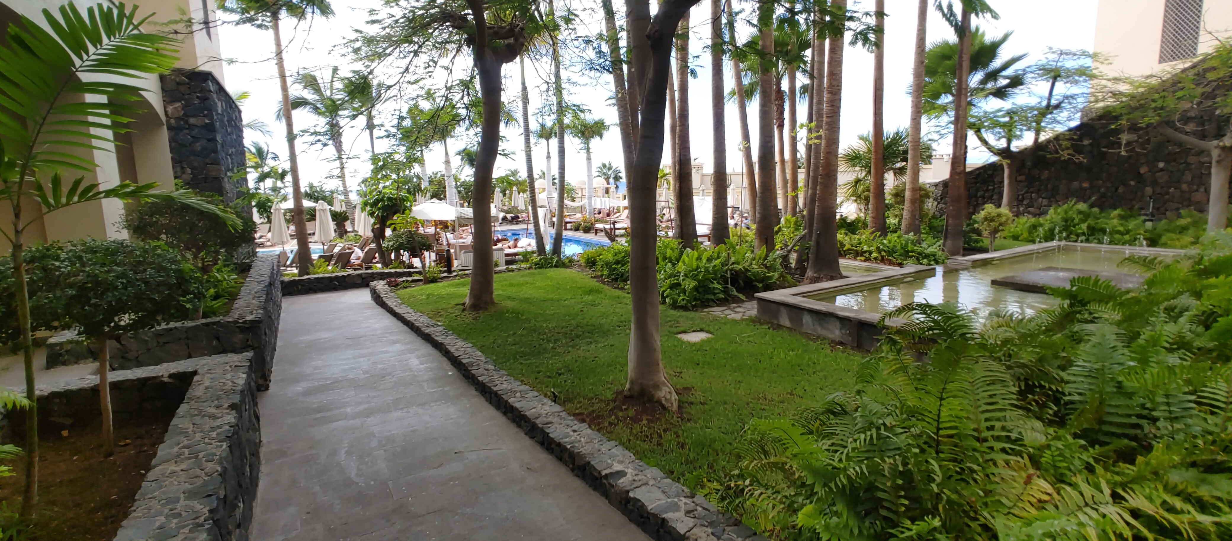 Elegantní společné prostory a tropické zahrady hotelu