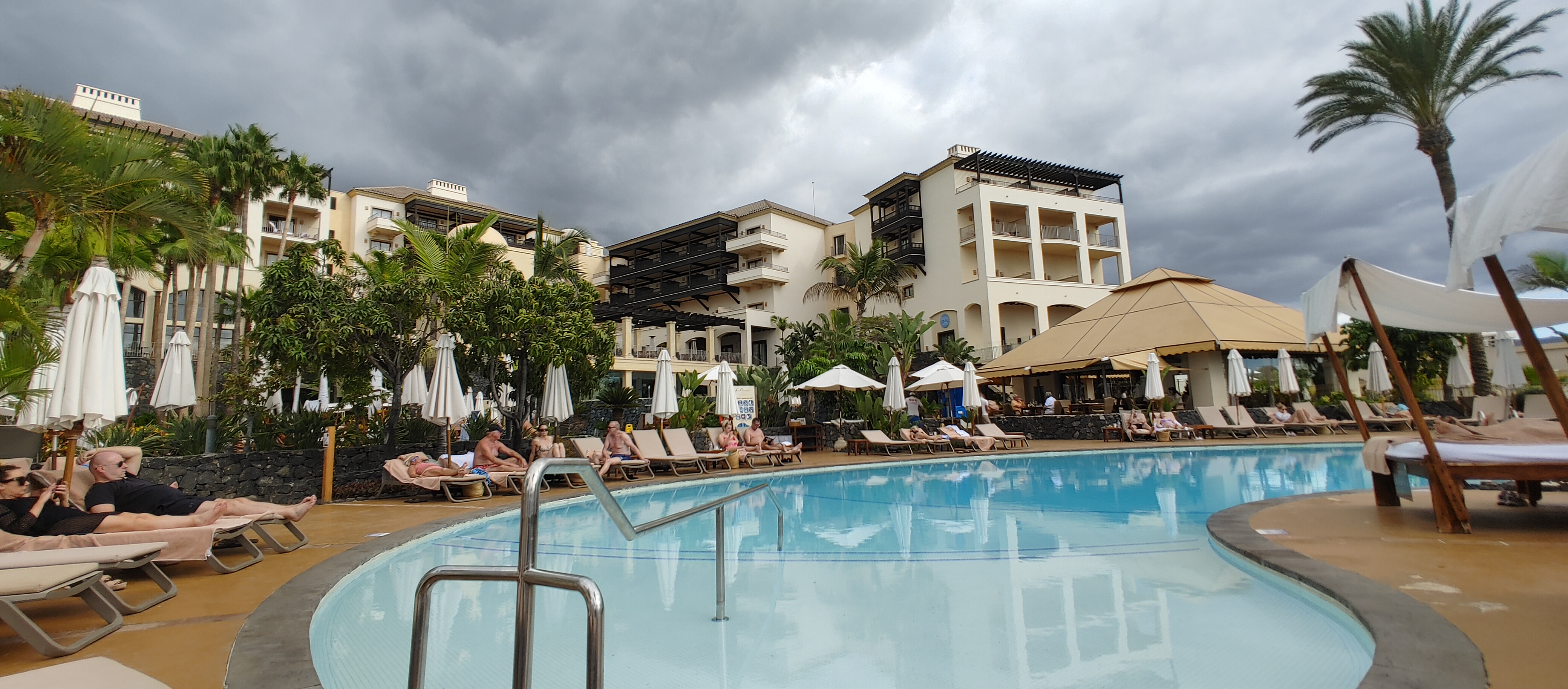 Relaxační bazén s lehátky a výhledem