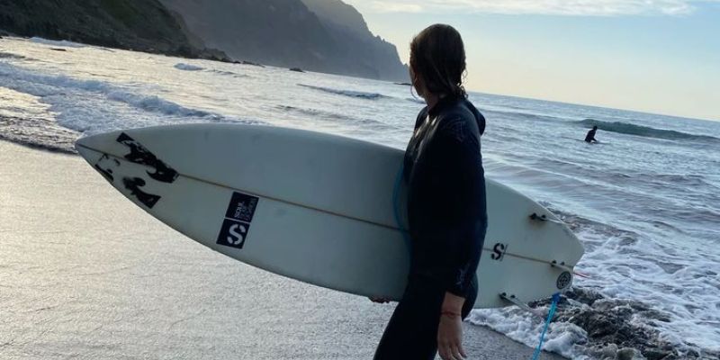 🌊 Nejlepší vodní sporty na Tenerife: surf, paddleboard i kite